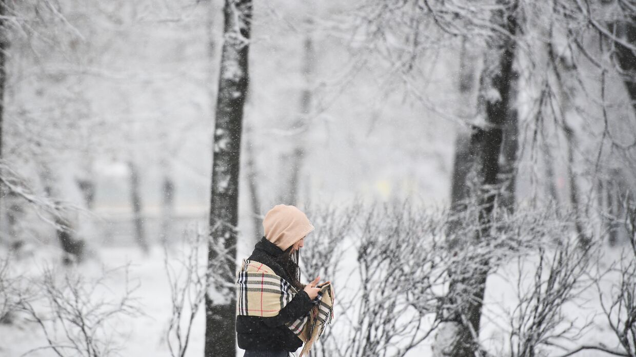 Девушка гуляет в парке в Москве