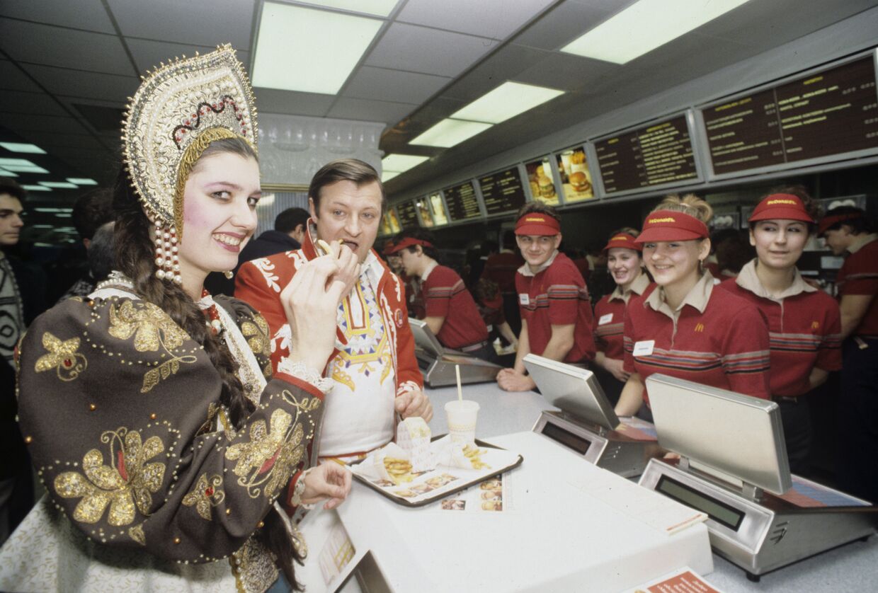 Участники открытия совместного советско-канадского ресторана Макдоналдс
