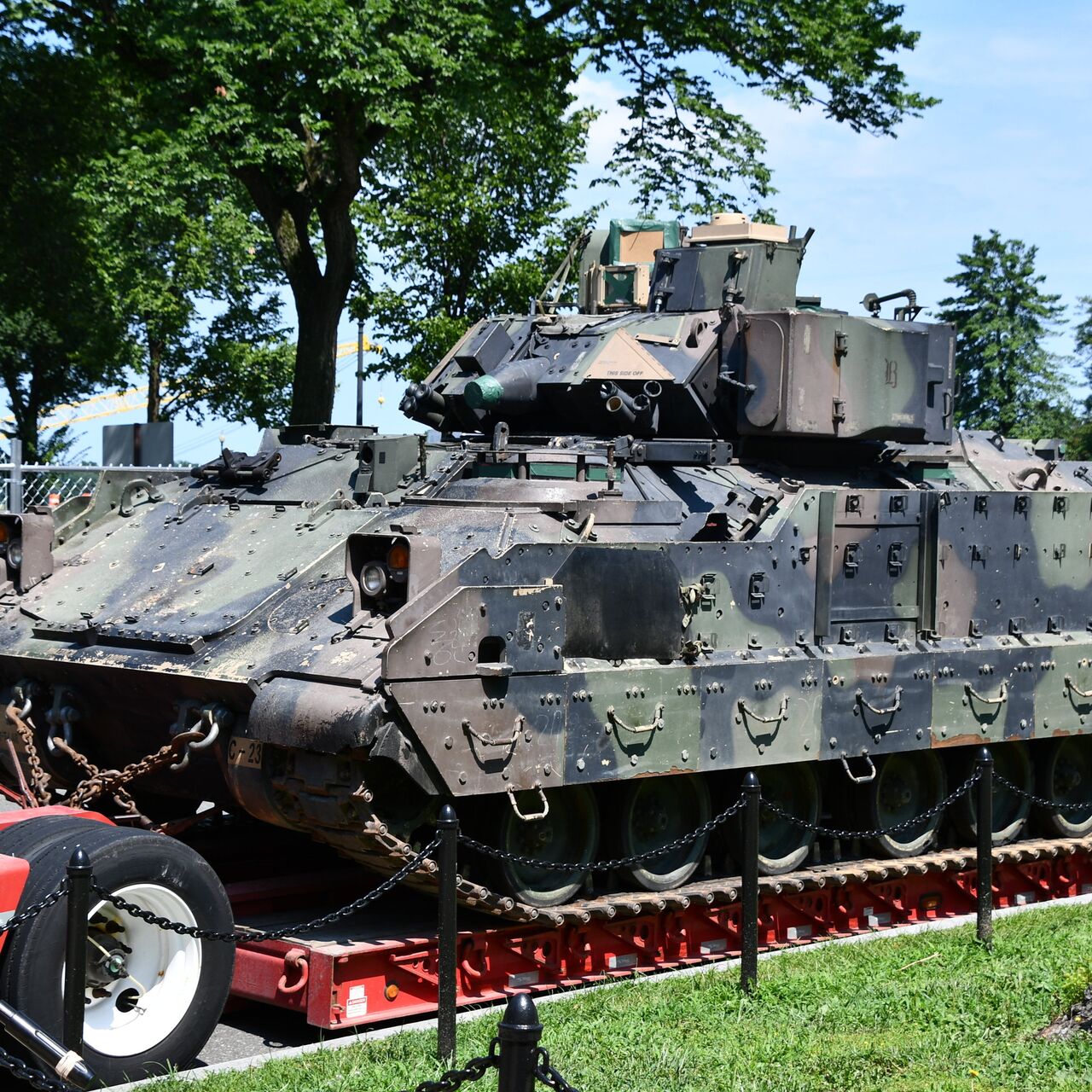 Американские репортажи утверждают, что треть украинских Bradley выведена из  строя: на свежих кадрах бронетехнику уничтожают российские вертолеты  (Military Watch Magazine, США) | 18.07.2023, ИноСМИ