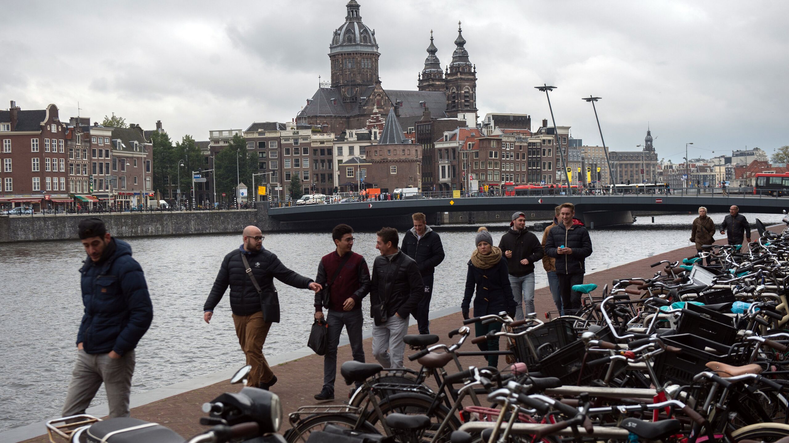 Европа лучшее 2021. Амстердам люди. Нидерланды жители. Амстердам население. Нидерланды уровень жизни.