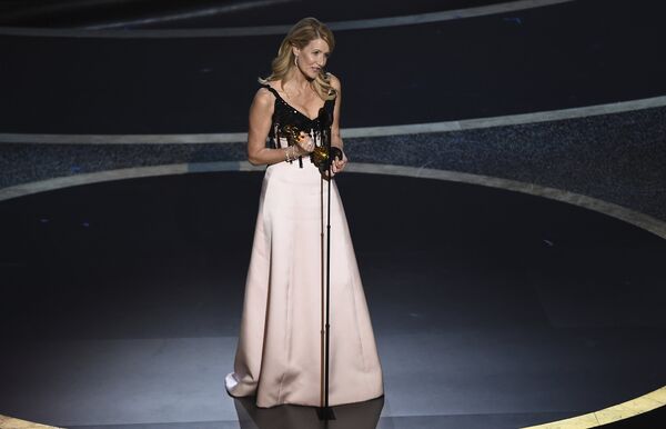 Лора Дерн на церемонии вручения премии Оскар в Лос-Анджелесе