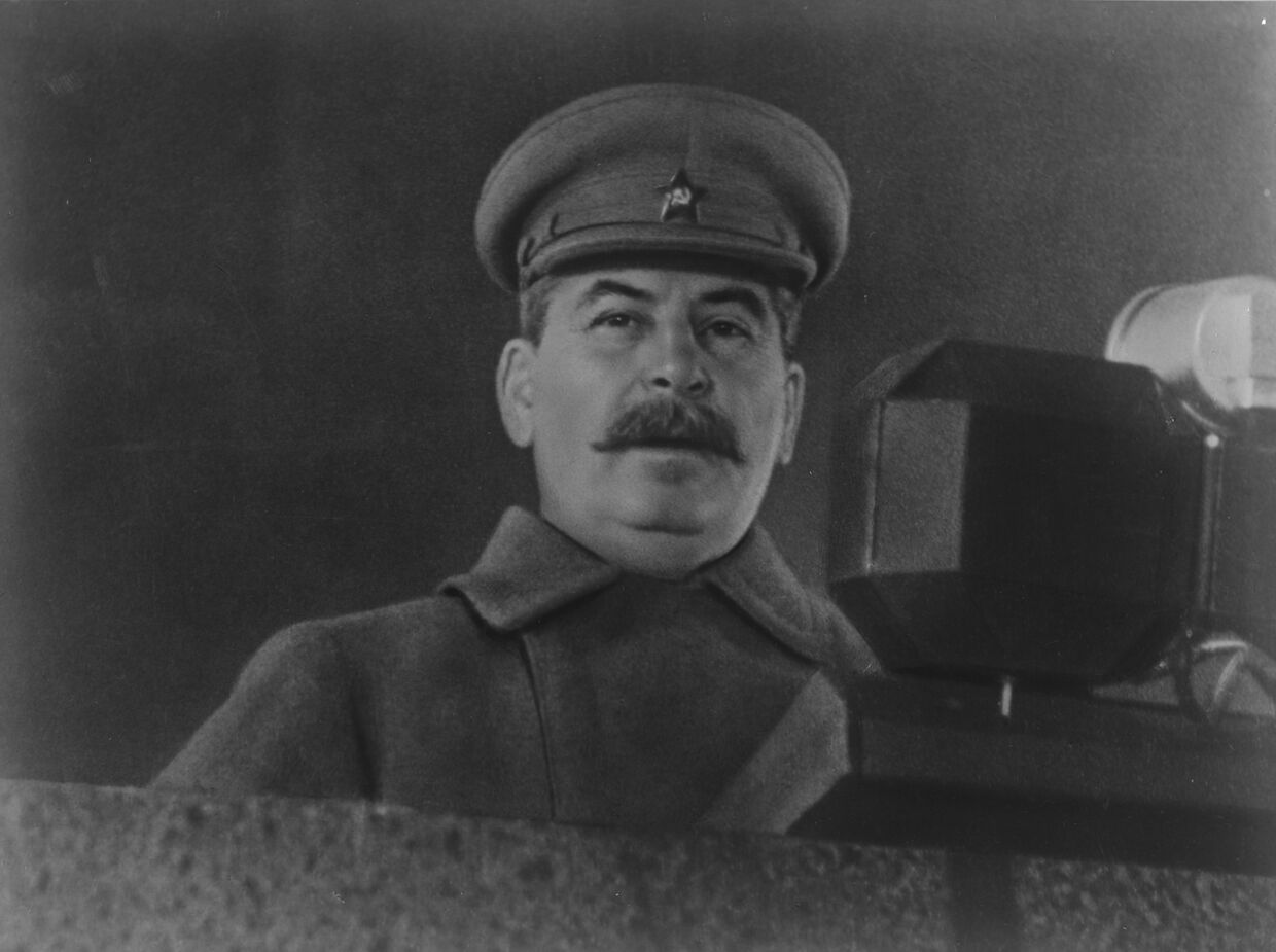 Великая Отечественная война 1941-1945 гг. Председатель Совета народных комиссаров СССР, Председатель Государственного комитета обороны СССР Иосиф Виссарионович Сталин выступает с речью на военном параде на Красной площади 7 ноября 1941 года.
