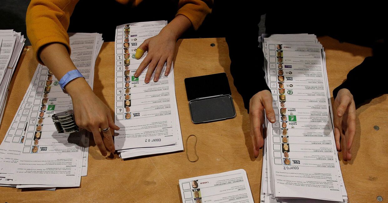 Избирательные бюллетени на национальных выборах в в Дублине, Ирландия
