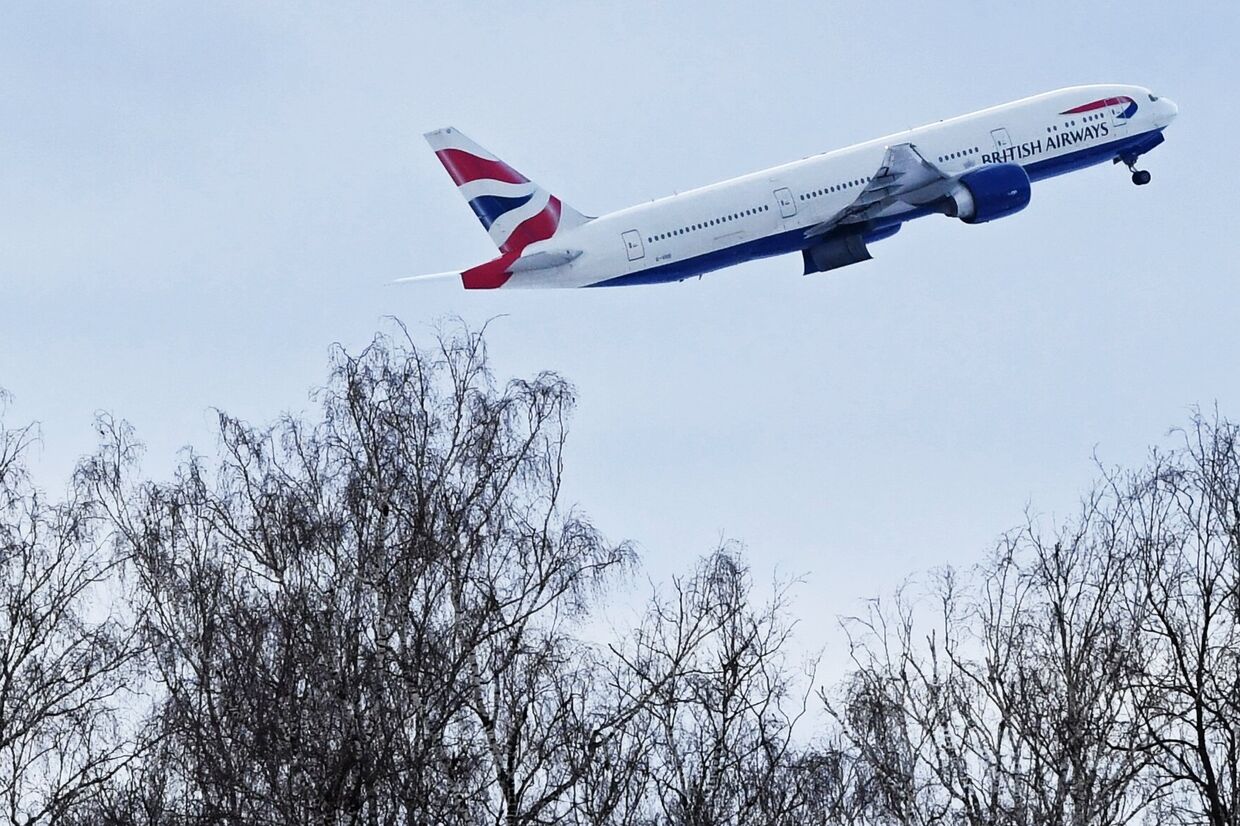 Самолет авиакомпании British Airways во время взлета