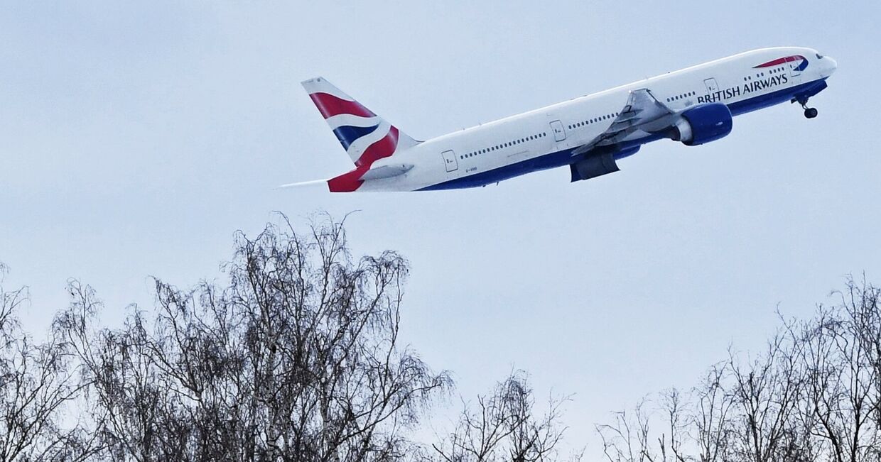 Самолет авиакомпании British Airways во время взлета