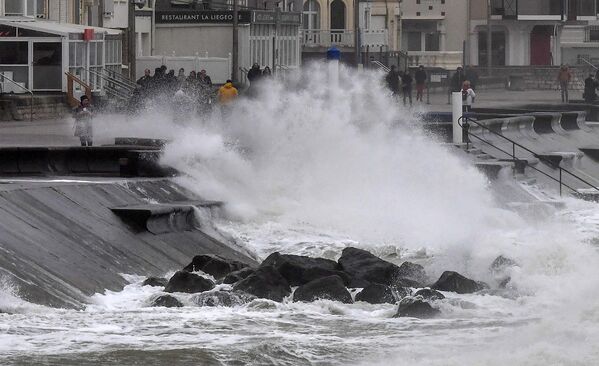 Волны разбиваются о береговую линию в Вимере, Франция