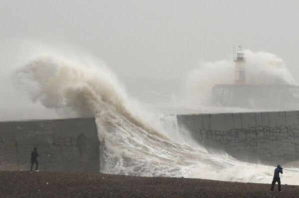 Волны, поднятые ураганом Киара в Ньюхейвене, Великобритания