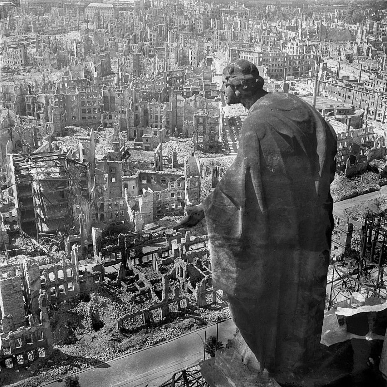 Разрушенный Дрезден, 1945 год