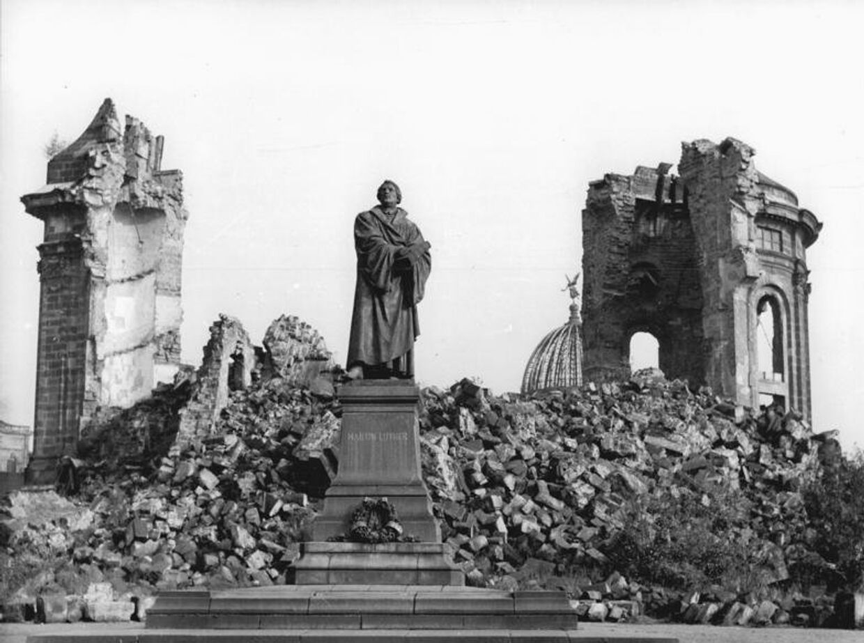 Руины собора Фрауэнкирхе и памятник Мартину Лютеру в Дрездене