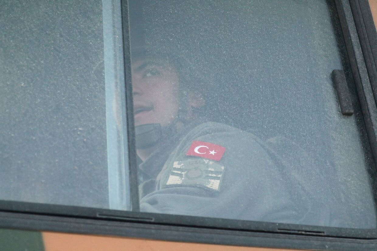 Турецкий военный на сирийско-турецкой границе в провинции Идлиб