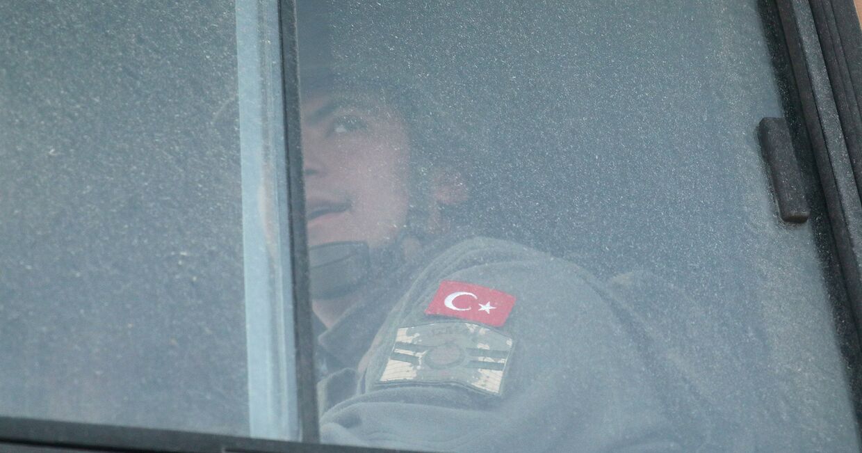 Турецкий военный на сирийско-турецкой границе в провинции Идлиб