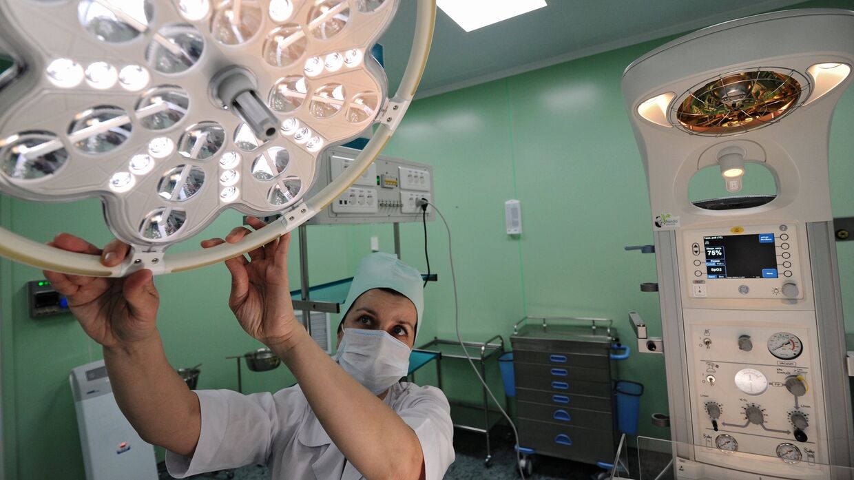 Медицинская сестра ведет подготовку операционной в отделении реанимации и интенсивной терапии новорожденных