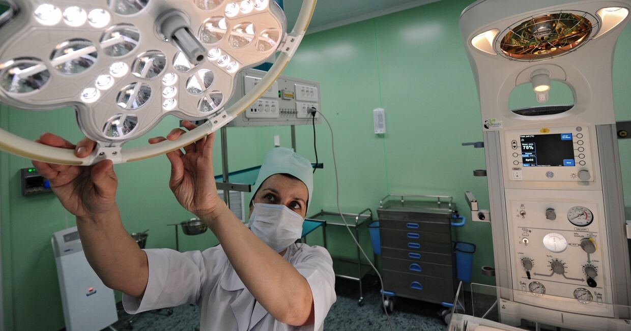 Медицинская сестра ведет подготовку операционной в отделении реанимации и интенсивной терапии новорожденных