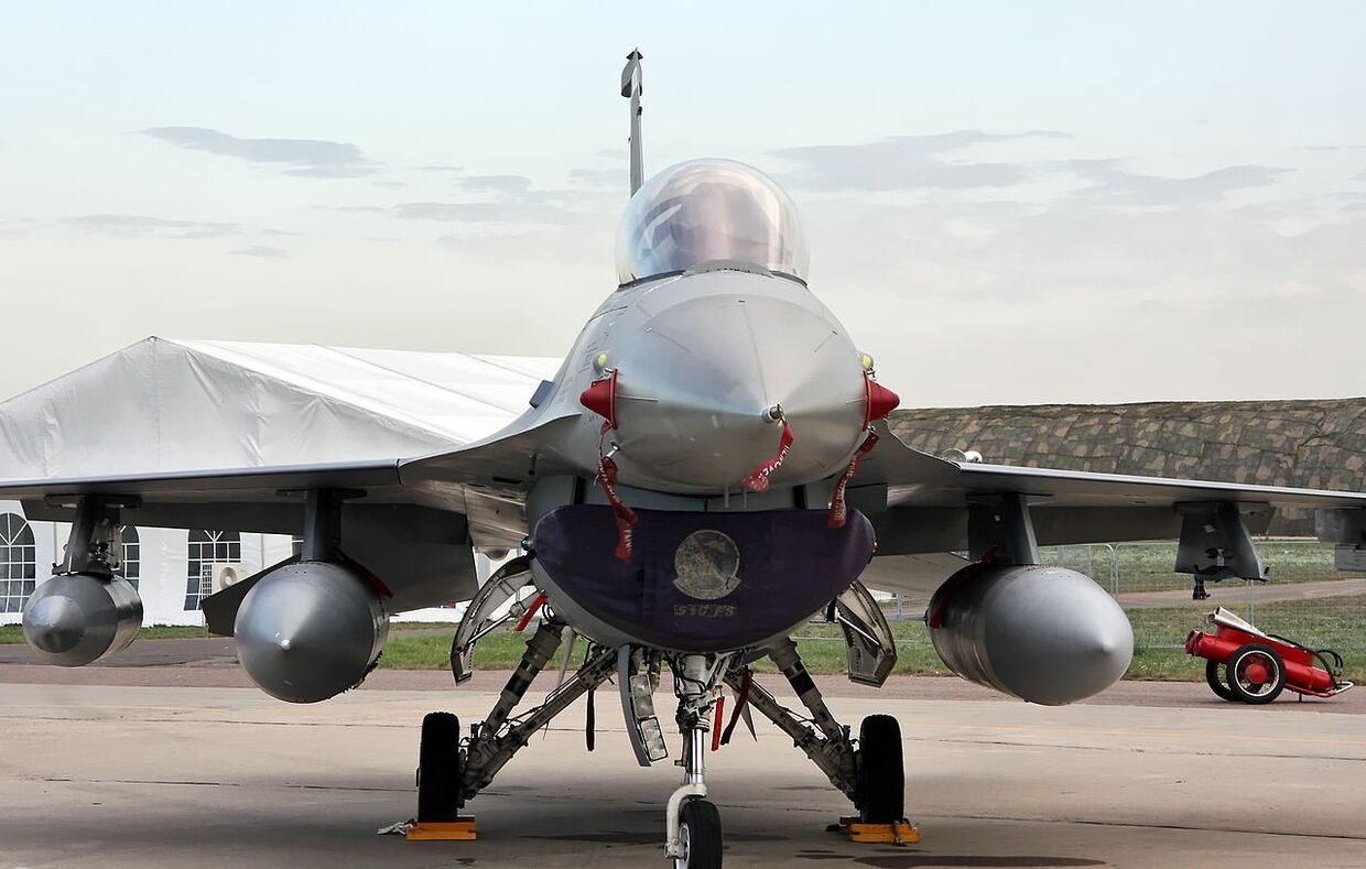 Американский многофункциональный лёгкий истребитель F-16 Fighting Falcon