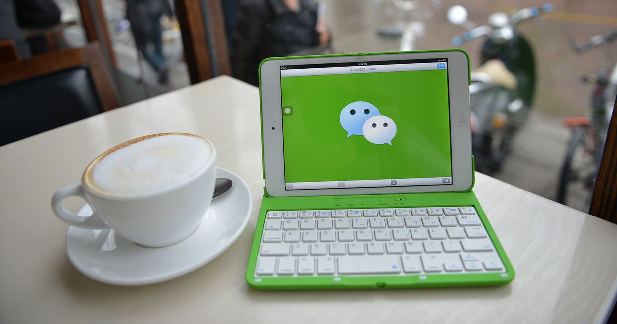 Приложение WeChat на экране планшета в кафе