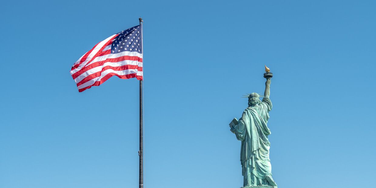 Статуя Свободы в Нью-Йорке и флаг США