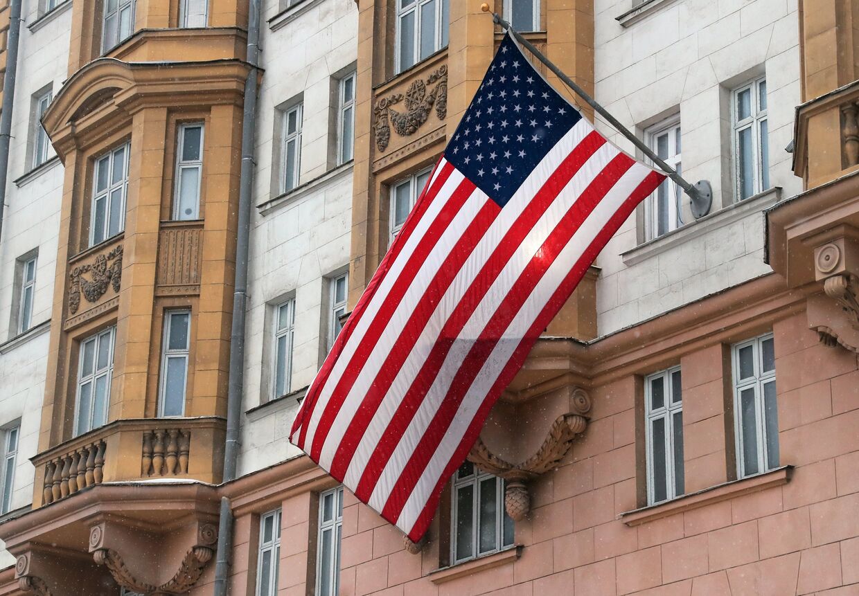 Флаг США на здании посольства на Новинском бульваре в Москве