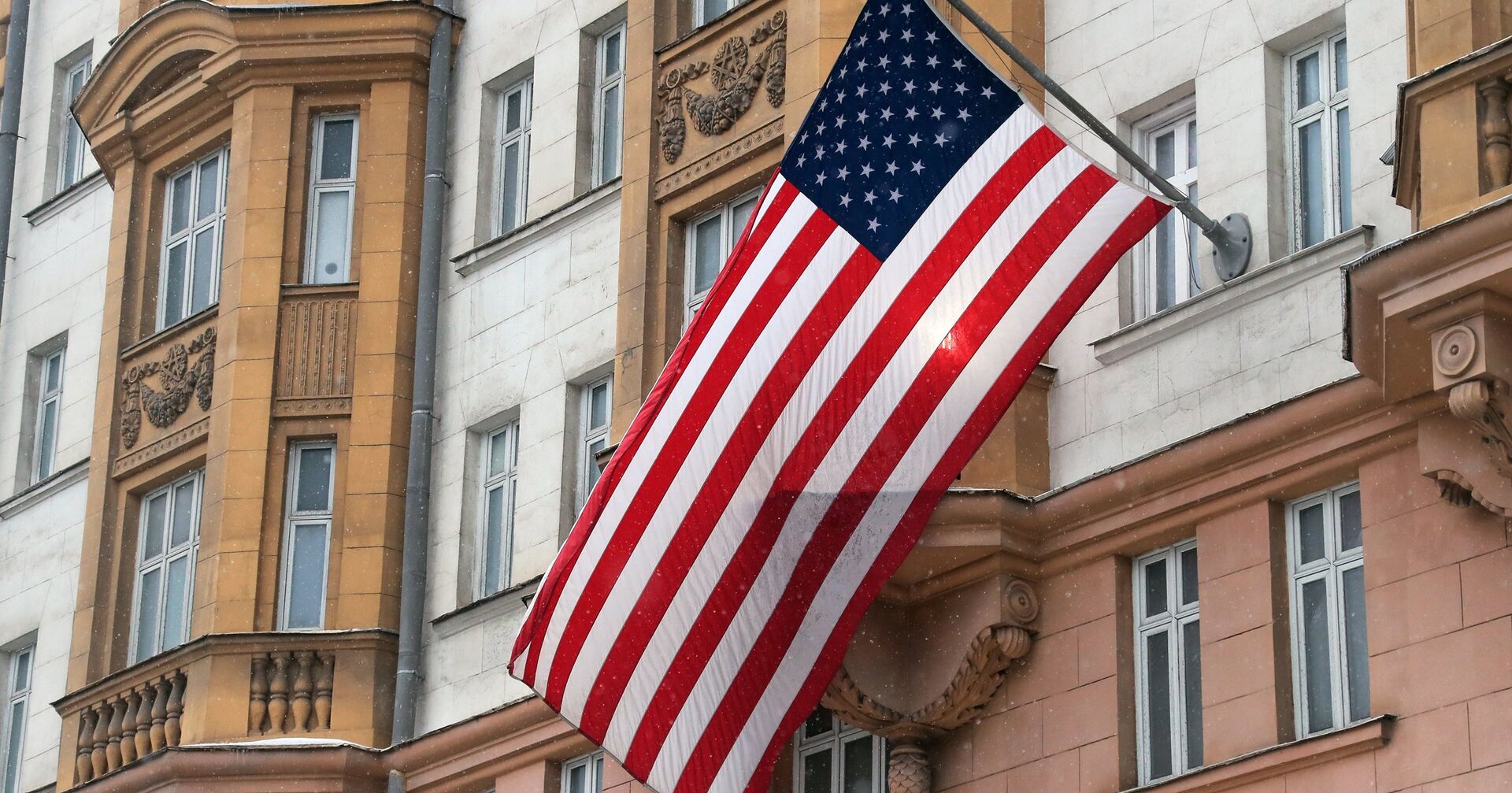 Флаг США на здании посольства на Новинском бульваре в Москве - ИноСМИ, 1920, 21.06.2021