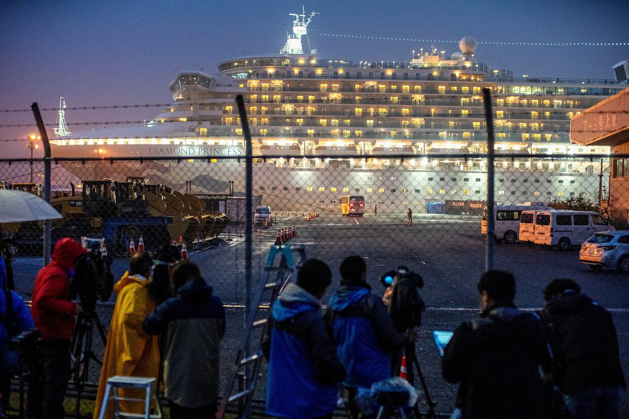 Находящийся в карантине круизный лайнер Diamond Princess в порту Иокогамы