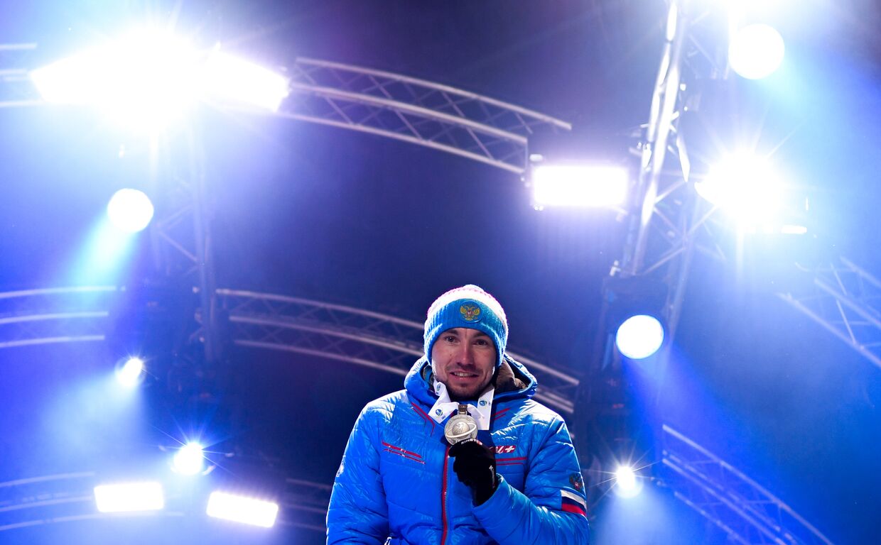 Александр Логинов (Россия), завоевавший бронзовую медаль в гонке преследования среди мужчин на чемпионате мира по биатлону в итальянской Антерсельве, на церемонии награждения