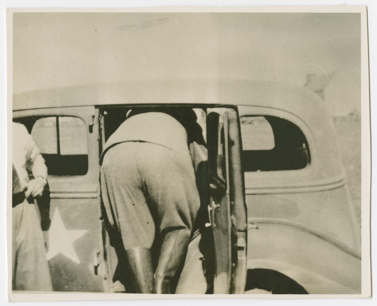 Герман Геринг залезает в машину после ареста. 9 мая 1945 года.