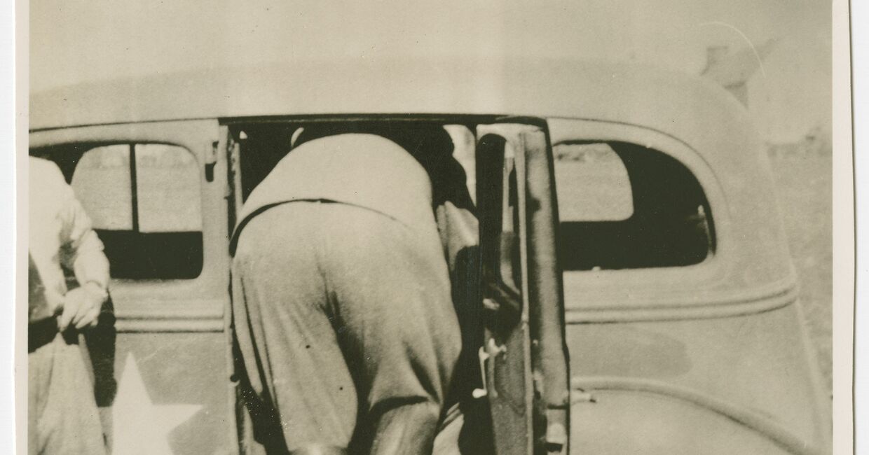 Герман Геринг залезает в машину после ареста. 9 мая 1945 года.