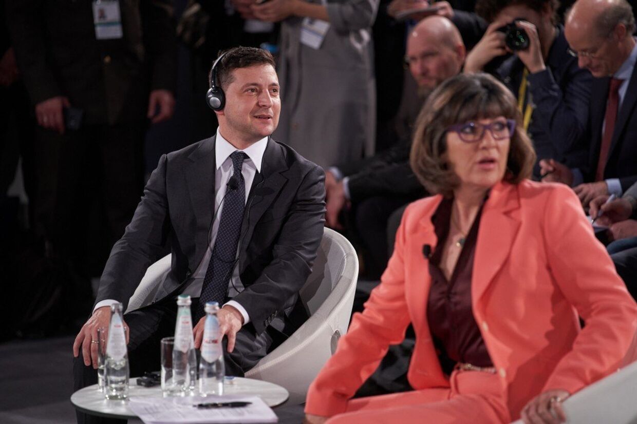Президент Украины Владимир Зеленский дает интервью на Мюнхенской конференции по безопасности