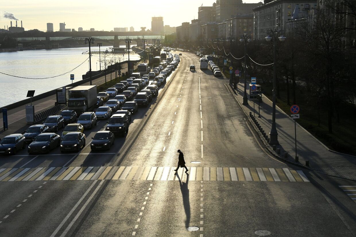 Вид на Фрунзенскую набережную с Крымского моста в Москве