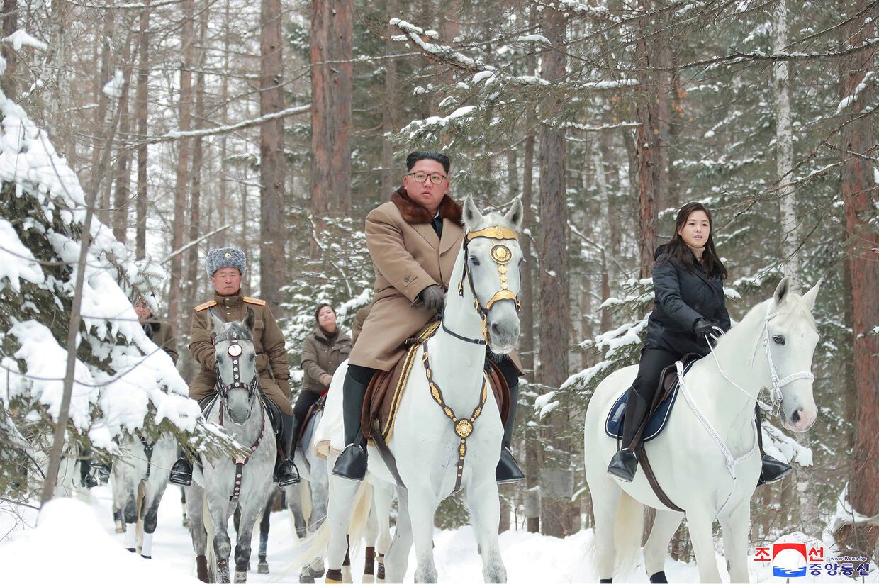 Северокорейский лидер Ким Чен Ын верхом на лошади