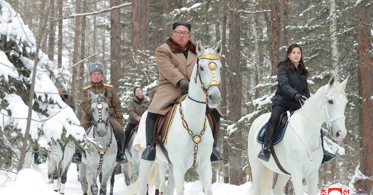 Северокорейский лидер Ким Чен Ын верхом на лошади