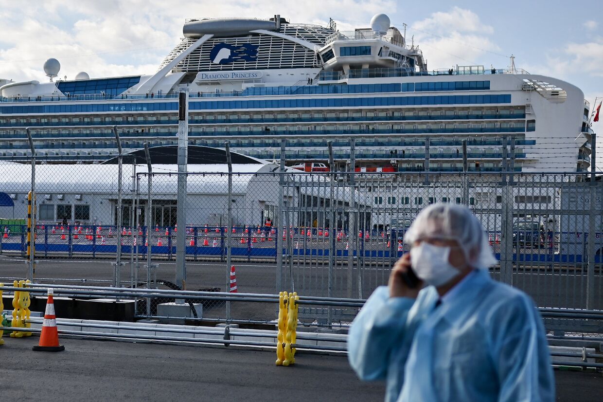 Находящийся в карантине круизный лайнер Diamond Princess в порту Иокогамы