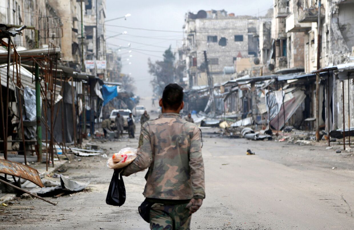 Сирийский военный в районе города Маарет-Нууман в провинции Идлиб