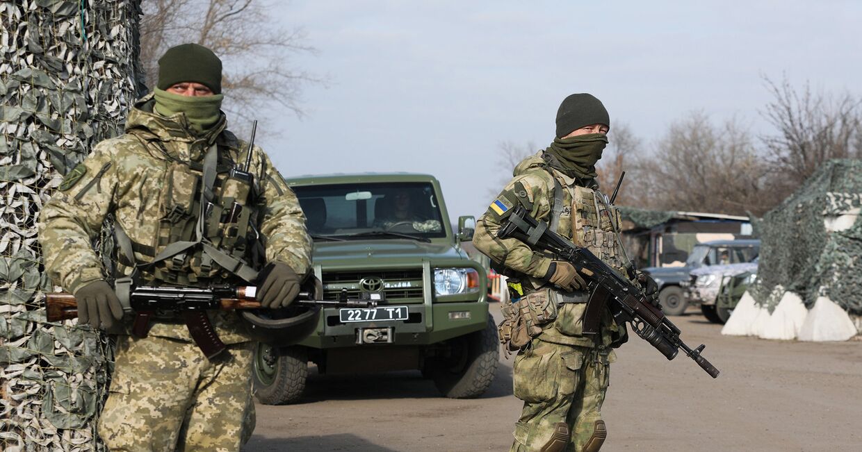 Украинские военнослужащие на блокпосту недалеко от города Золотое в Луганской области
