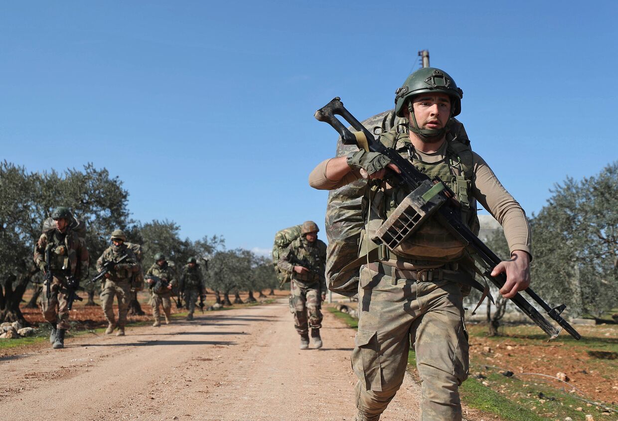 Турецкие военные на позиции у деревни Аль-Найраб, в 14 километрах к юго-востоку от Идлиба
