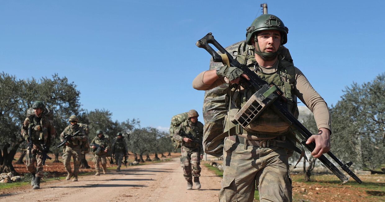Турецкие военные на позиции у деревни Аль-Найраб, в 14 километрах к юго-востоку от Идлиба