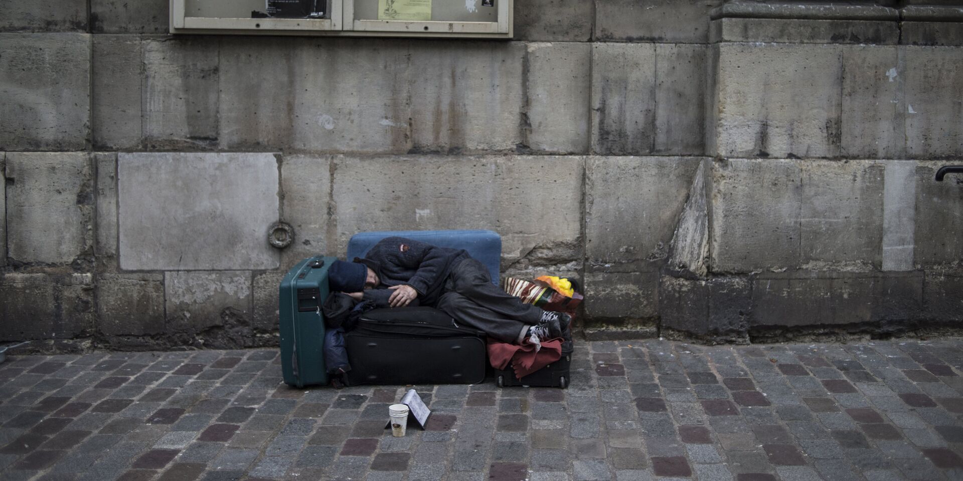 Бездомный спит на одной из улиц Парижа - ИноСМИ, 1920, 06.02.2022