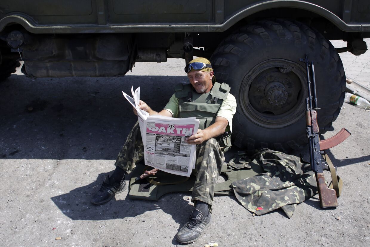 Украинский солдат читает газету в Дебальцево