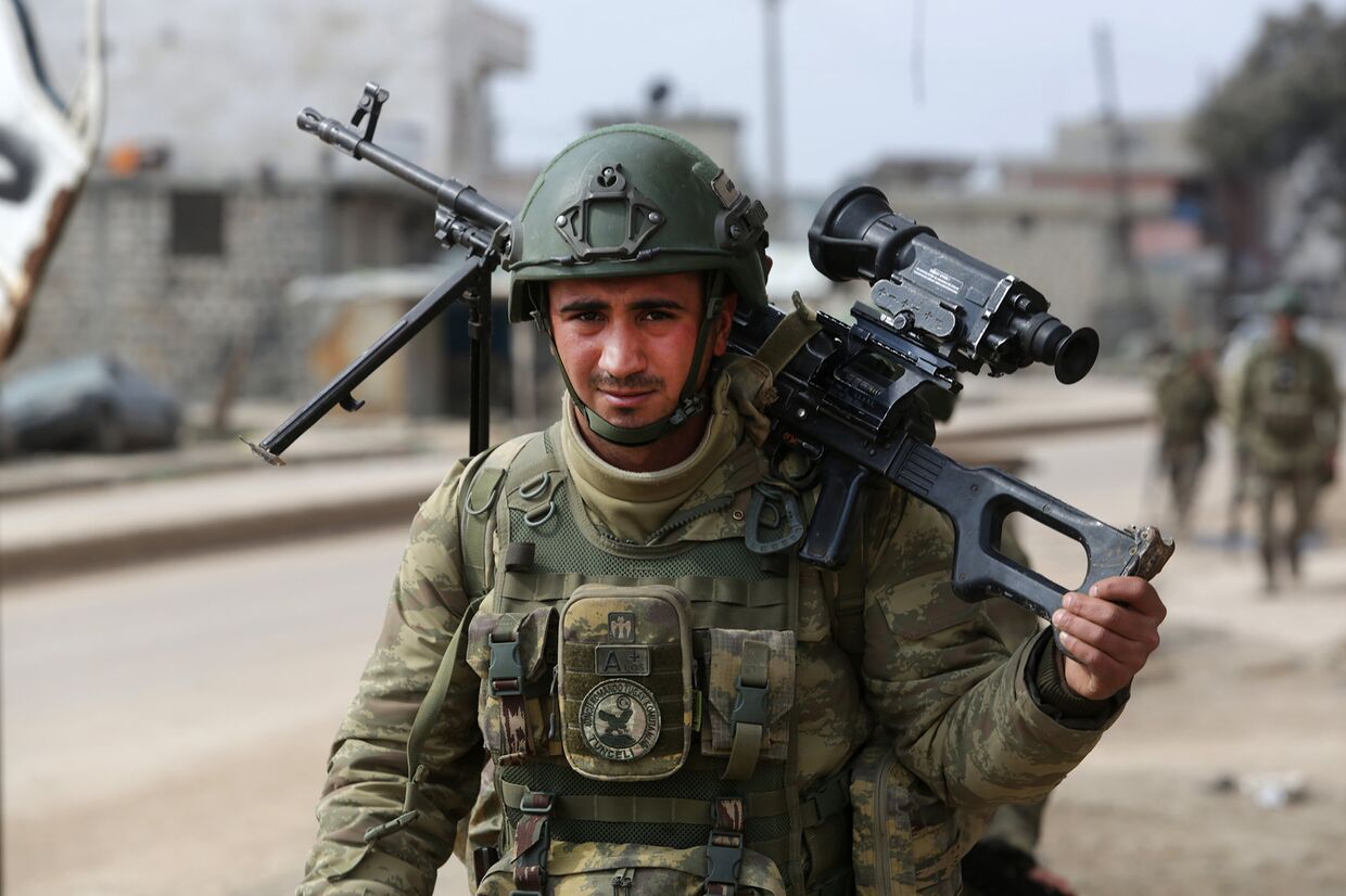 Турецкий солдат в городе Атареб в провинции Алеппо