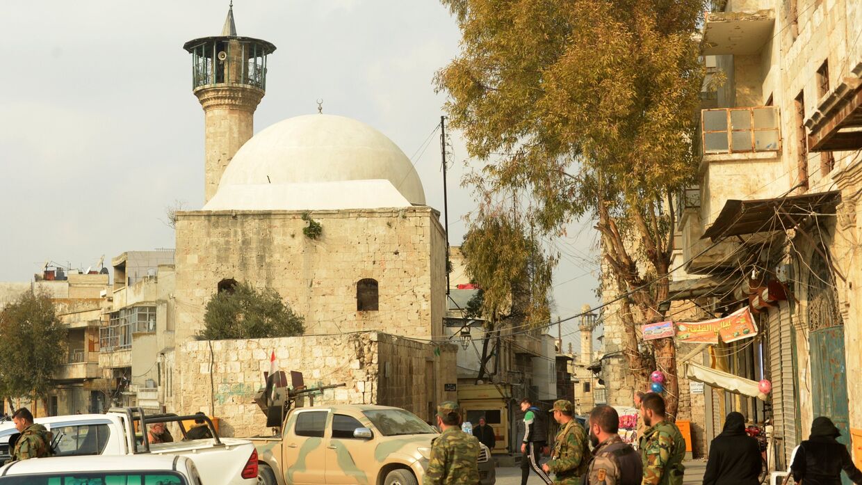 Местные жители и военные в Старом городе в Алеппо