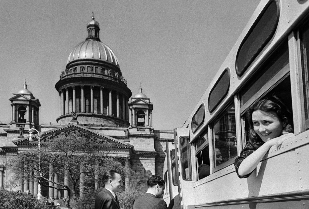 Туристы на экскурсии в Ленинграде (Санкт-Петербург), 1952 год. Слева - Исаакиевский собор