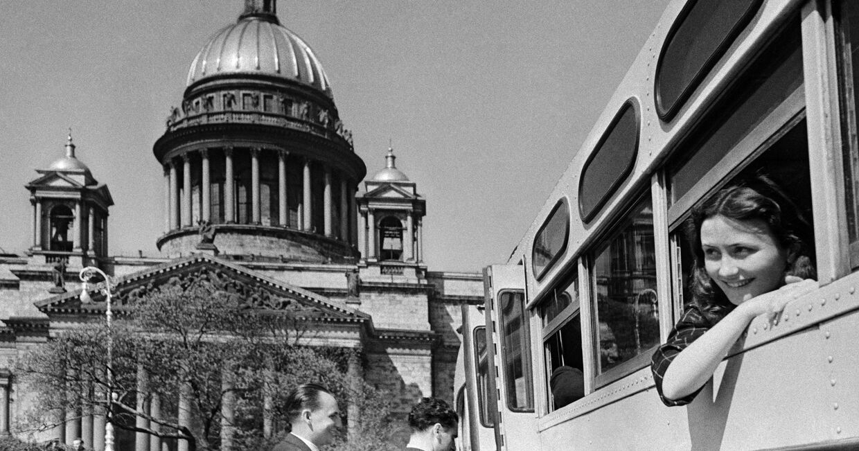 Туристы на экскурсии в Ленинграде (Санкт-Петербург), 1952 год. Слева - Исаакиевский собор