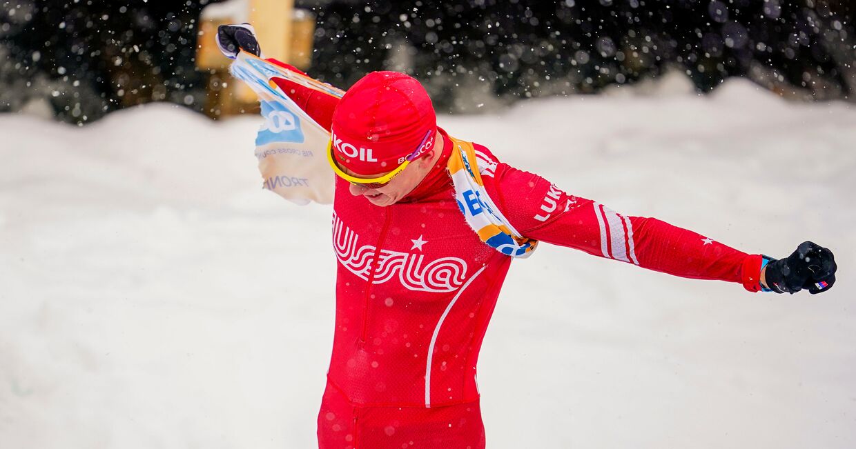 Александр Большунов срывает желтую майку лидера после провала в гонке на 30 км в Тронхейме, Норвегия