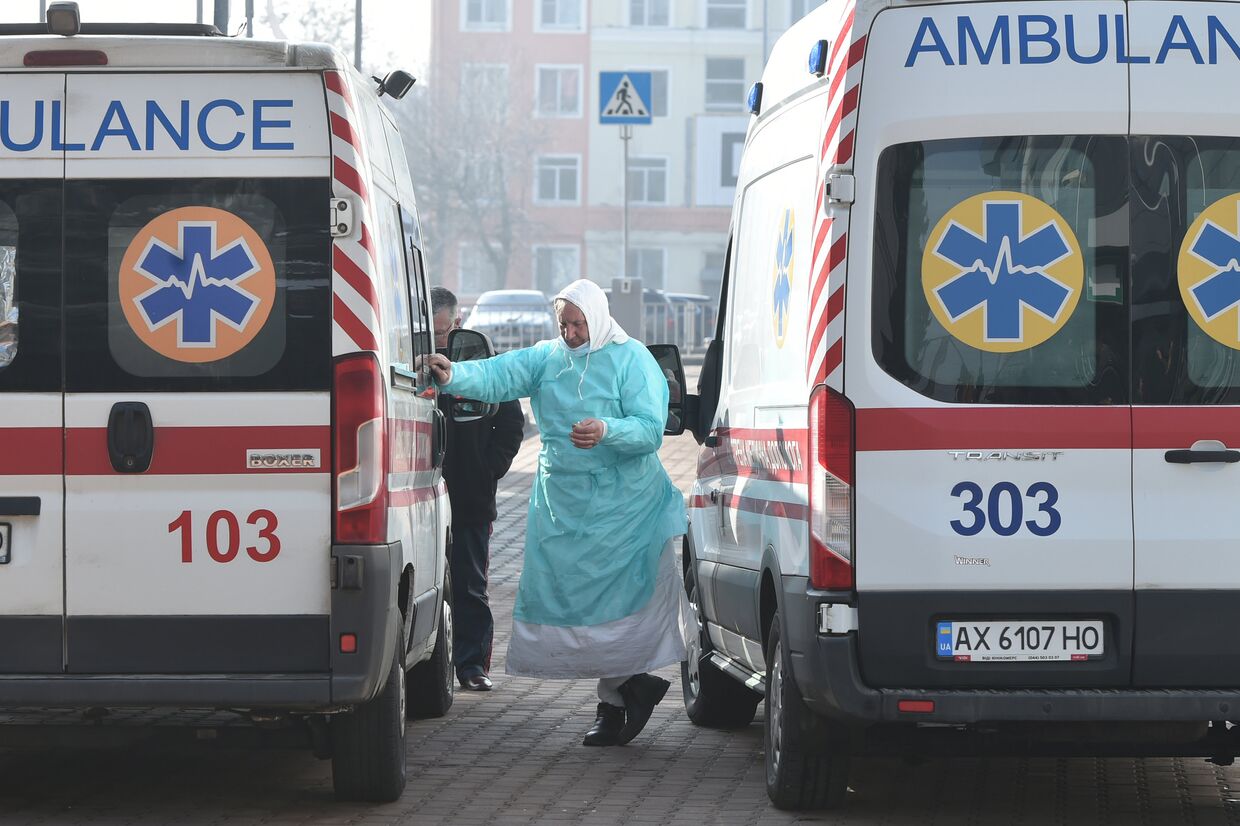 Автомобили скорой помощи во время прибытия эвакуированных из Китая в аэропорт Харькова