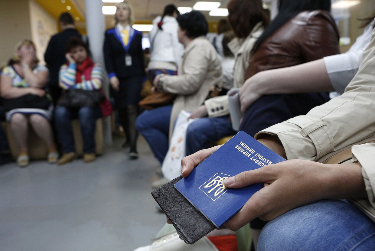 Украинцы ожидают докумены в паспортной службе в Киеве