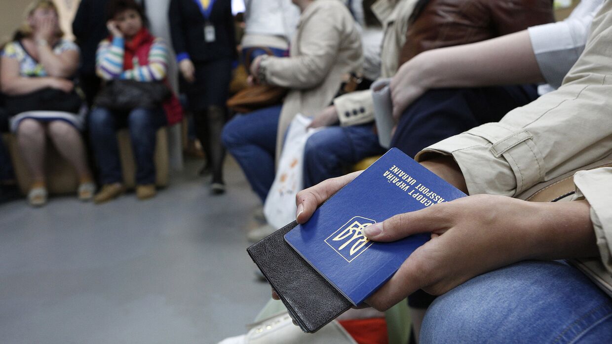 Украинцы в паспортной службе в Киеве
