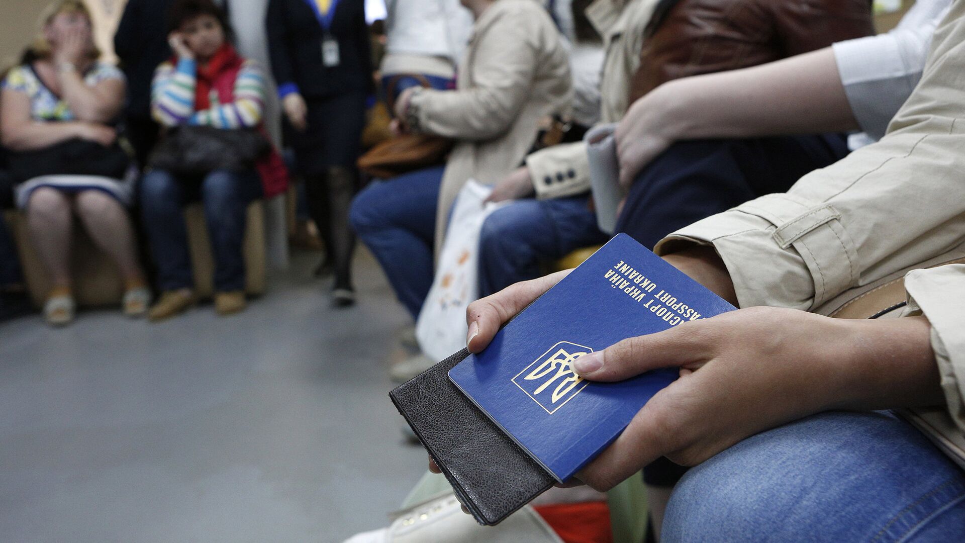 Украинцы ожидают докумены в паспортной службе в Киеве - ИноСМИ, 1920, 23.06.2022