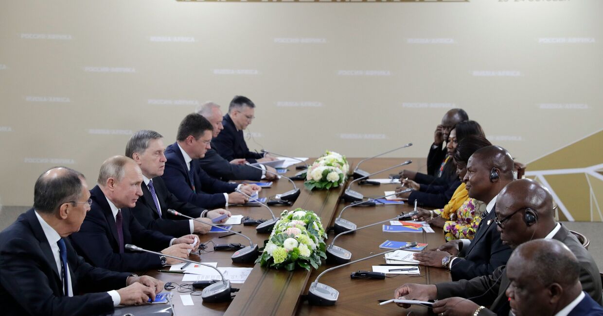 Президент РФ Владимир Путин и президент Центральноафриканской Республики Фостен Арканж Туадера в Сочи