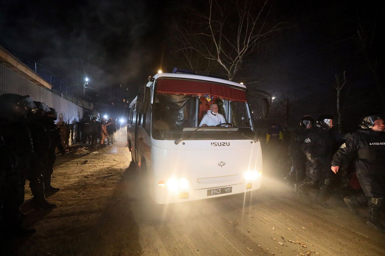 Автобусы с эвакуированными из китайского Уханя в поселке Новые Санжары