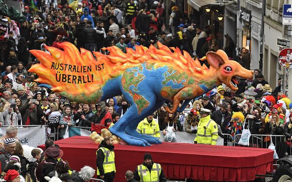 Горящий кенгуру во время традиционного карнавального парада в Дюссельдорфе