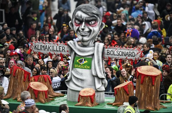 Фигура, изобраюающая президента Бразилии Жаира Болсонару